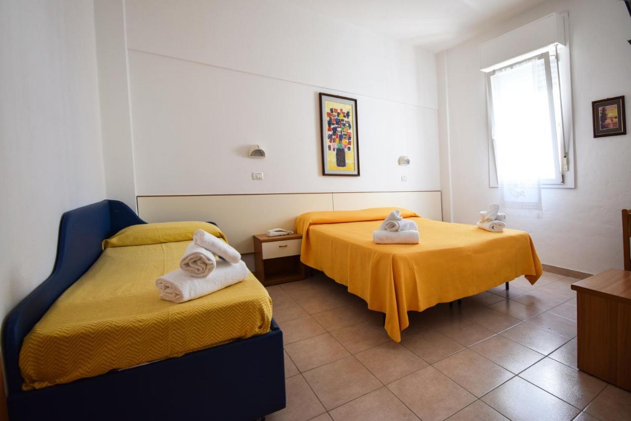 Hotel La Plage Cattolica Esterno foto